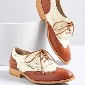 New Modcloth Brown and White Oxford Shoes fits size 7.5 (tag is 8)